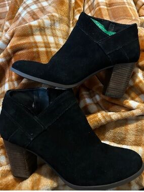 Koolaburra by UGG Ortholite Amalea Black Suede Heeled Ankle Booties